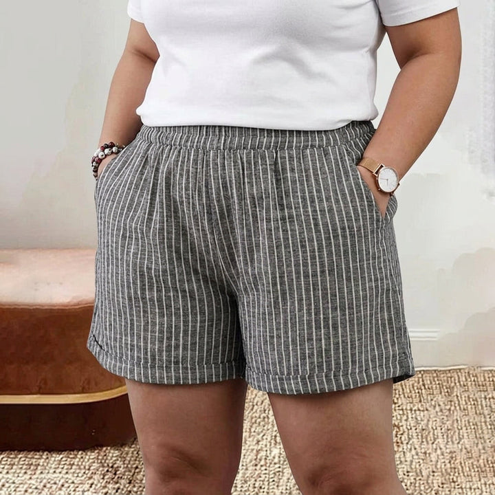 Anouk Lorraine raidalliset shortsit: kesän keveys